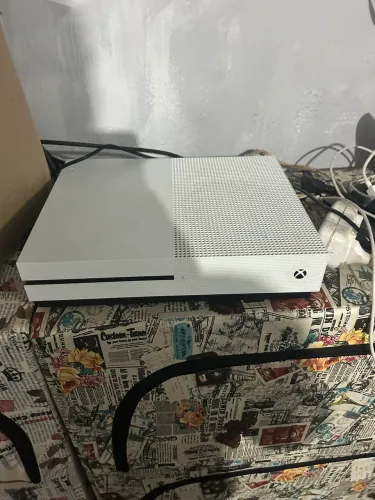 Xbox One S tem caixa e 2 controle e carregador dos controles 
