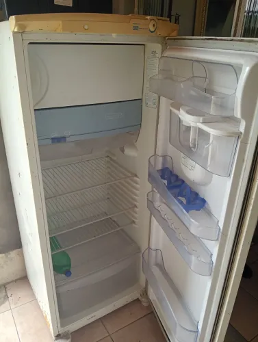 Geladeira, funciona perfeitamente, parte interna muito boa, parte externa precisa de .