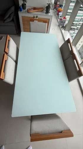 Mesa de jantar branca com 6 cadeiras em linhão