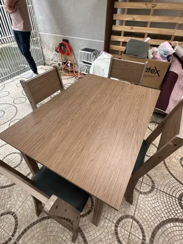 MESA DE JANTA COM 4 CADEIRAS