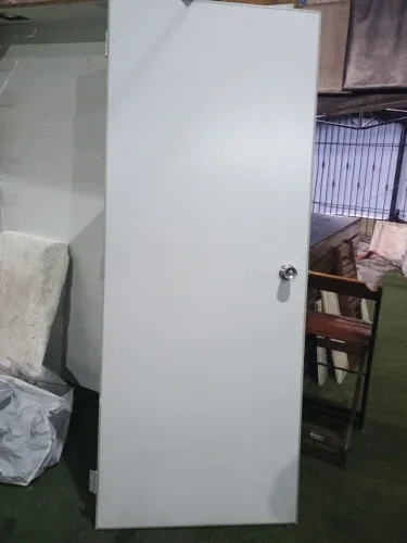 Vendo porta 210x80 nova com fechadura e dobradiças, tudo novo. ZAP *