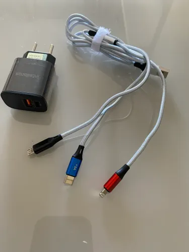 Carregador de celular com 3 fios ótimo estado