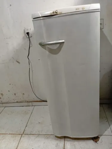 Vende-se geladeira Eletrolux 230 litros