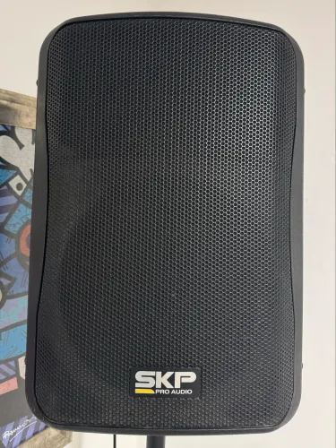 Caixa de som SKP Pro Áudio com tripé e kit microfone