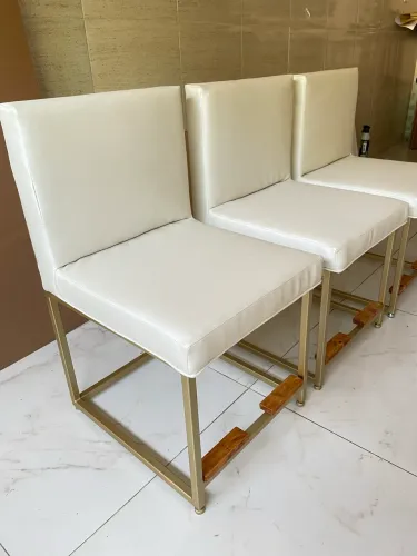 Cadeira de metalon com assento estofado