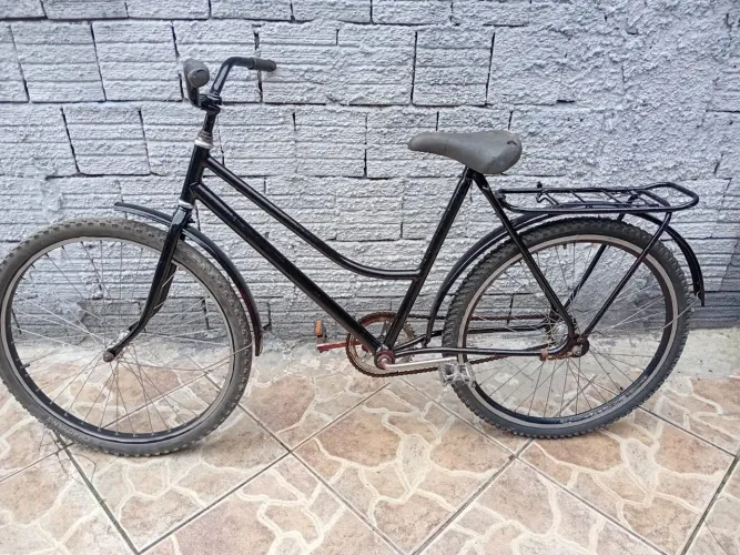 Vendo bicicleta aro 26 freio contra pedal boa só anda por 230 reais. 