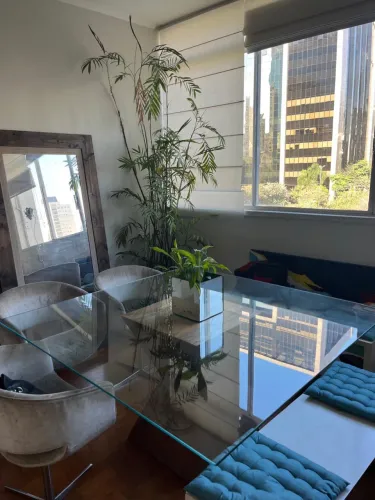 Mesa de vidro com pé de madeira