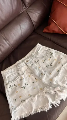 Vendo um lindo shorts jeans com lindos detalhes floridos. Semi novo