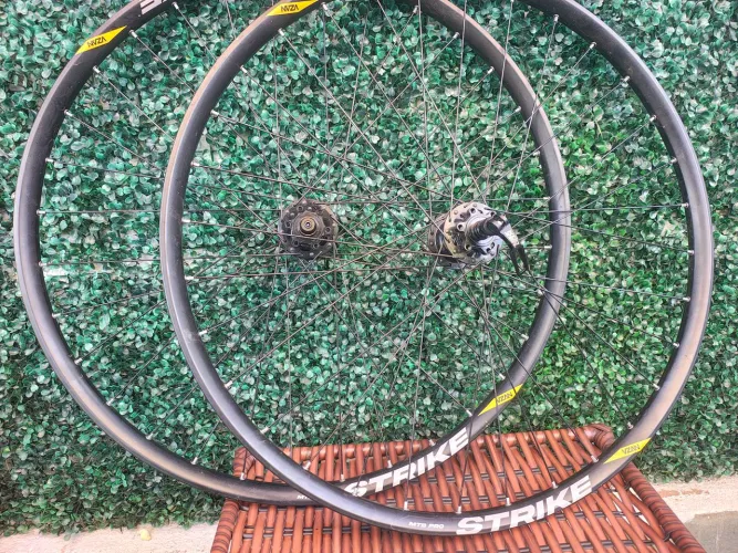 Par de rodas aro 29 com cubos koozer barulhento