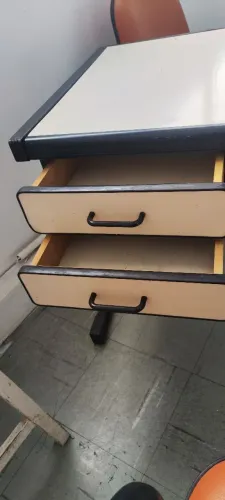 Mesa com duas gavetas base de ferro