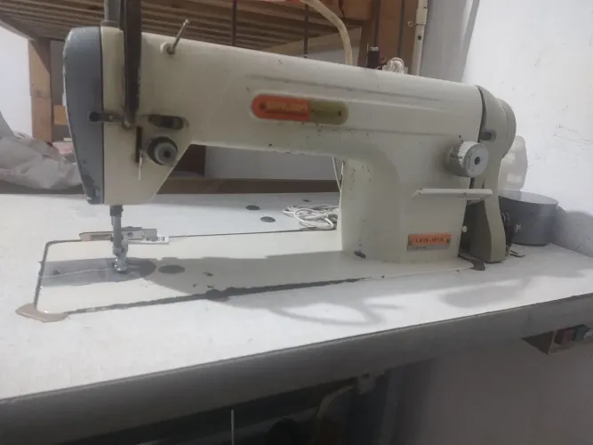 Máquina reta industrial
