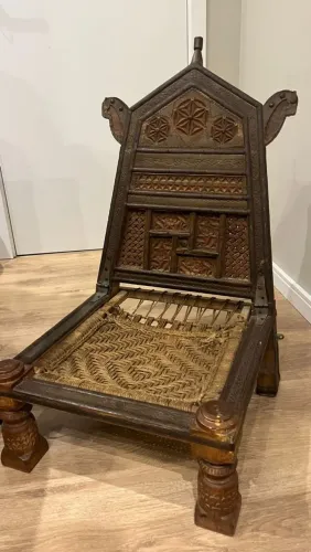 Cadeira Marroquina Artesanal em Madeira Entalhada