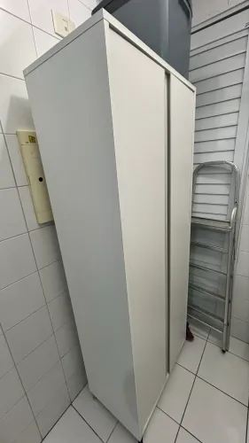 Armário duas portas em MDF branco c/ rodinhas
