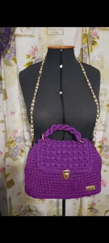 Bolsa de crochê feita em fio de malha premiun, cor roxo uva