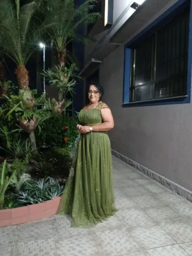 Vestido festa verde oliva usado algumas horas .