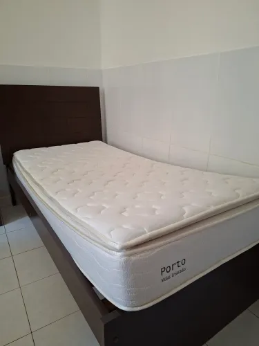 Cama de Solteiro em Madeira e Colchão da Marca Molas e Ensacadas.