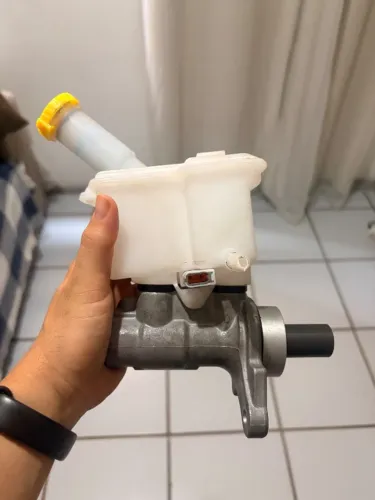 Bomba de freio. Peça de carro