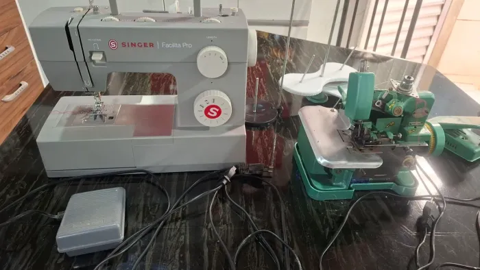 Vendo em conjunto uma Máquina de costura e Overlock