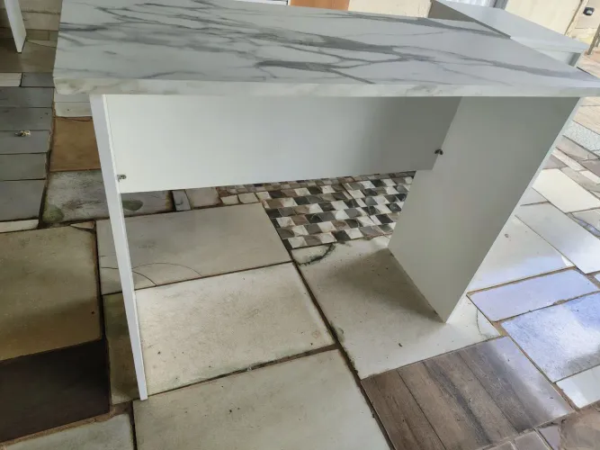 Mesa escritório pequena MDF tampo marmorizado 