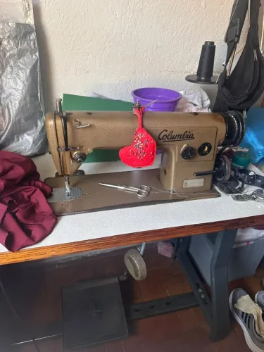 Máquina de Costura Industrial Reta Columbia com Mesa Completa
