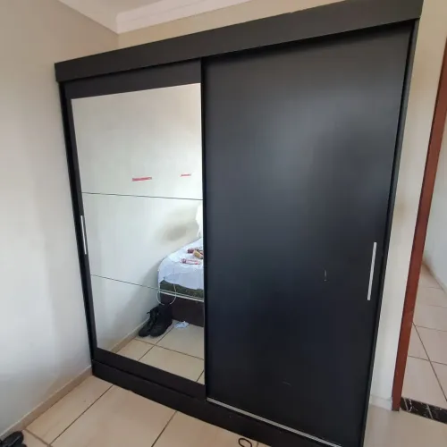 Vendo lindo guarda roupa duas portas com espelho