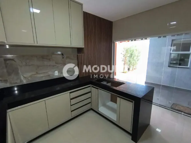Casa disponível para locação no bairro Novo Mundo.