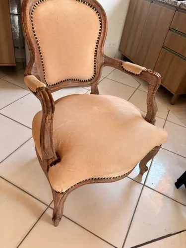 Poltrona clássica antiga em madeira, estilo colonial/vintage.