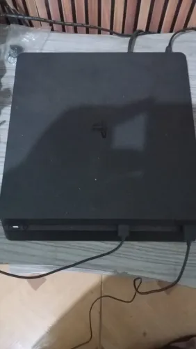 Vendo PS4  slim 1 tera  uma manete 