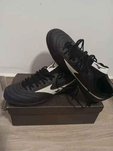 Chuteira society Mizuno
