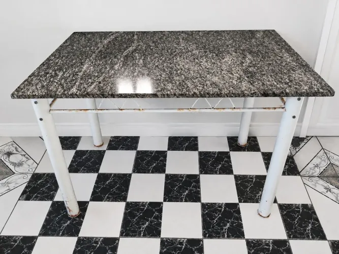 Mesa de ferro com mármore