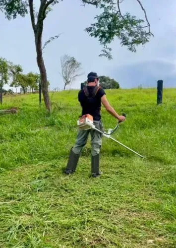 Trabalho com limpeza de roçadeira