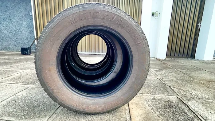 4 Pneus Bridgestone 265/60R18 Usados - Ótimo Estado