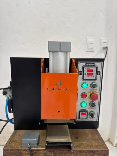 prensa térmica pneumática vertical fabricada pela Destra Projetos 20X20