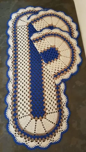 Conjunto de tapete vermelho e outro azul com branco ?