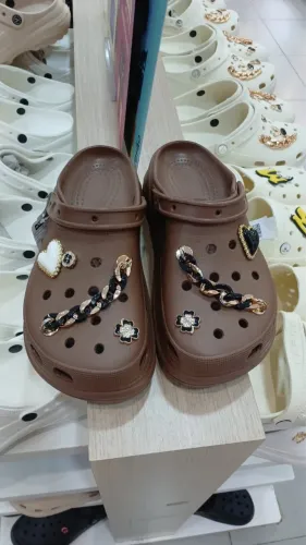 replica crocs com enfeites