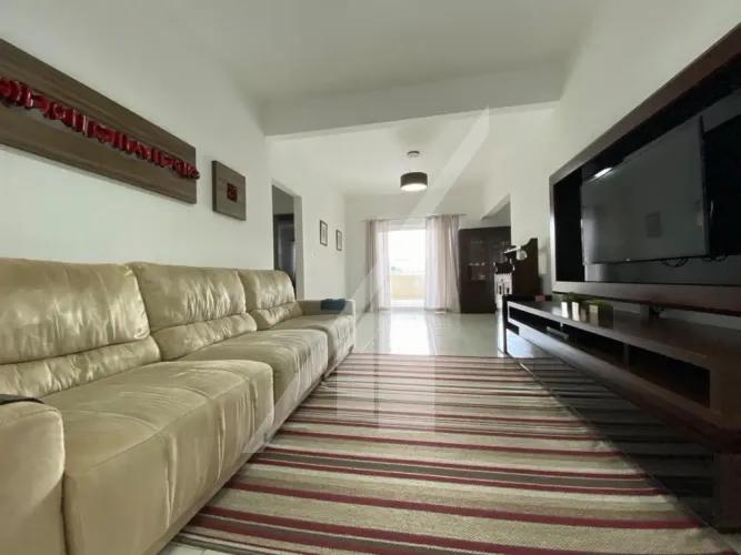 Prédio residencial com 01 apartamento e duas salas comerciais.