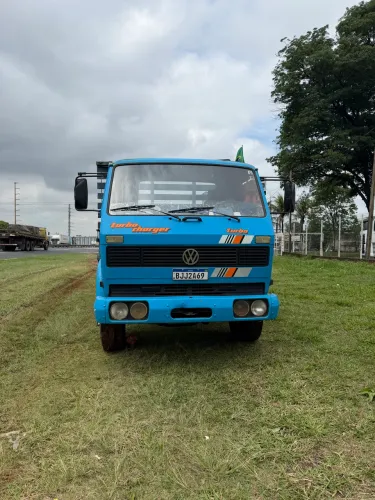 Caminhão Vw 14140 6x2 carroceria aberta