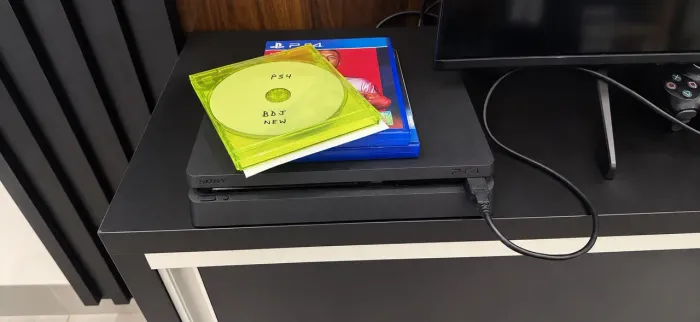 PS4 D.E.Sbloqueado Slim 1Tb completo com dois controles