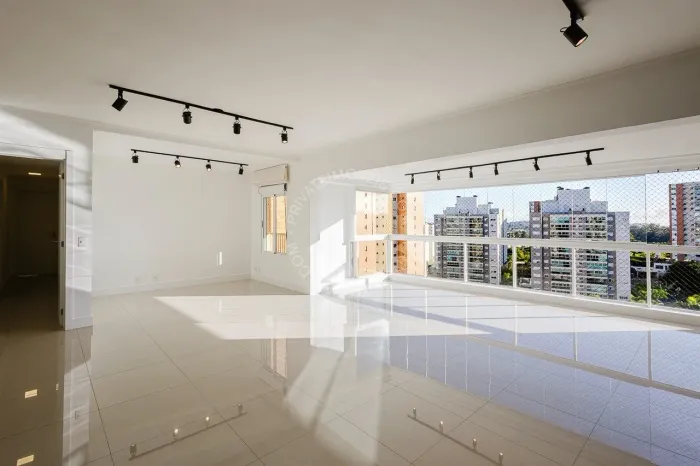 Apartamento semimobiliado para alugar no Central Parque com 3 quartos (3 suítes)