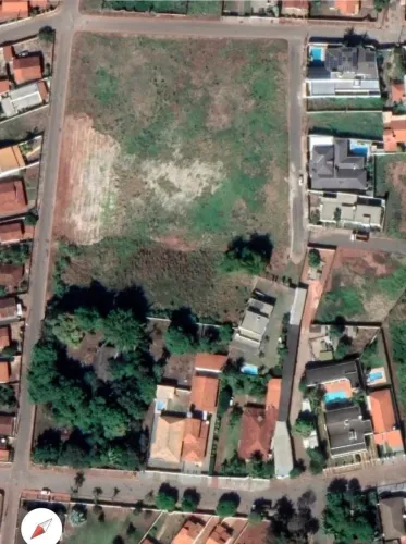 Vendo Terreno em Poconé (Centro, próximo à praça principal).