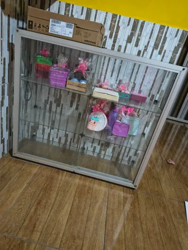 Vendo balcão de vidro 1x1 com porta de correr
