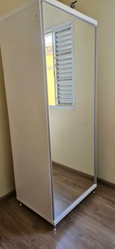 Vendo sapateira com espelho, com 8 gavetas.