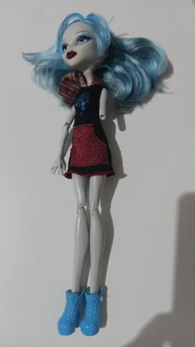 Bonecas sucata Jinafire e Ghoulia Scaris.