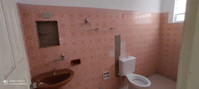 Alugo casa com 3 cômodos, água e luz independente.