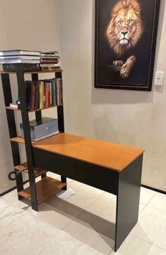 Mesa para Escritório/Home Office com Estante Integrada - Excelente Estado