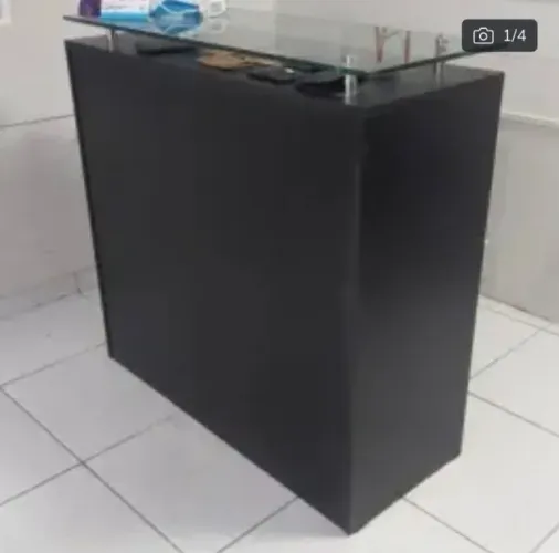 Balcão com gaveta, tampo de vidro. 
