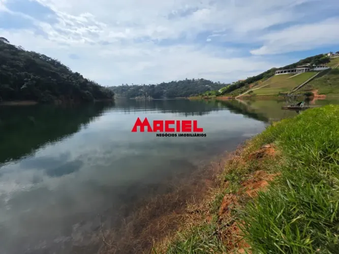 Excelente terreno pé-na-água localizado no Condomínio Águas de Igaratá, com área total de