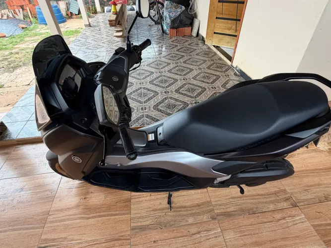 Vendo Yamaha NMAX 160, ano 2025, com apenas 400 km rodados - praticamente zero!