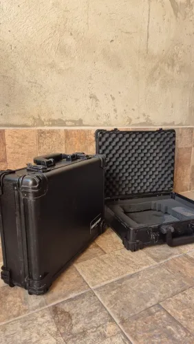 Duas Caixas protetoras para equipamentos