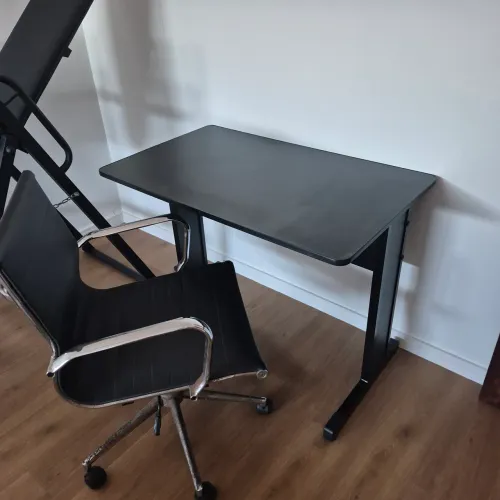 Mesa e cadeira de escritorio